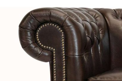 Chesterfield-Dvosjed-Class-Leather-2-sjedista-Cloudy-Brown-Dark-1 savršeno uklopljene u moderan interijer za vrhunsku udobnost i stil.
