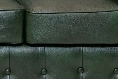 Chesterfield-Trosjed-Class-Leather-3-sjedista-Cloudy-Green-1 savršeno uklopljene u moderan interijer za vrhunsku udobnost i stil.